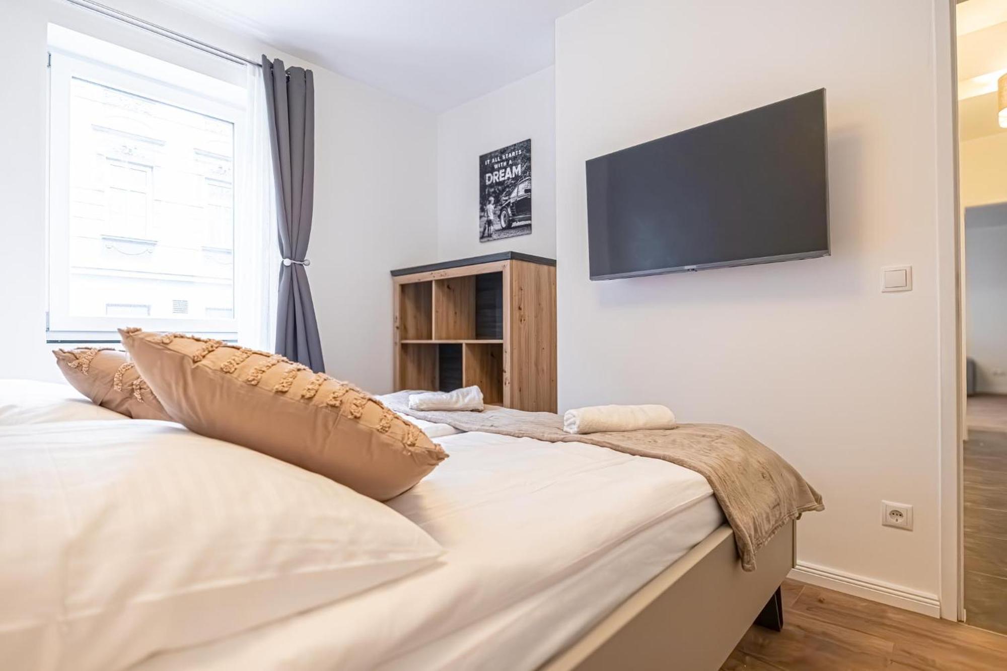 Charming 1Br And 1Lr Apt Modern Design Donaustadt Wina Bagian luar foto